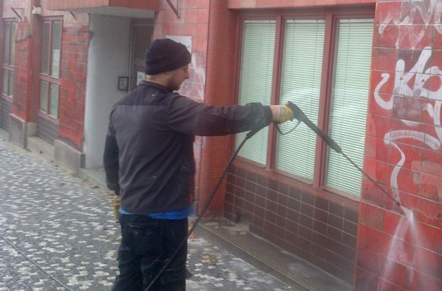 odstranění graffitu s fasády