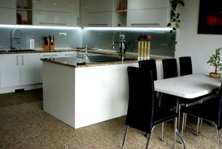 Kamenný koberec v kuchyni