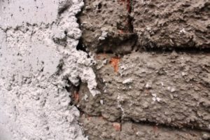 omítání staré cihelné stěny - cementový postřik a jádrová omítka