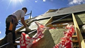 Zateplení šikmé střechy minerální vatou mezikrokevním systémem