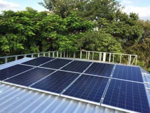 Soběstačný dům potřebuje fotovoltaické panely pro výrobu elektrické energie