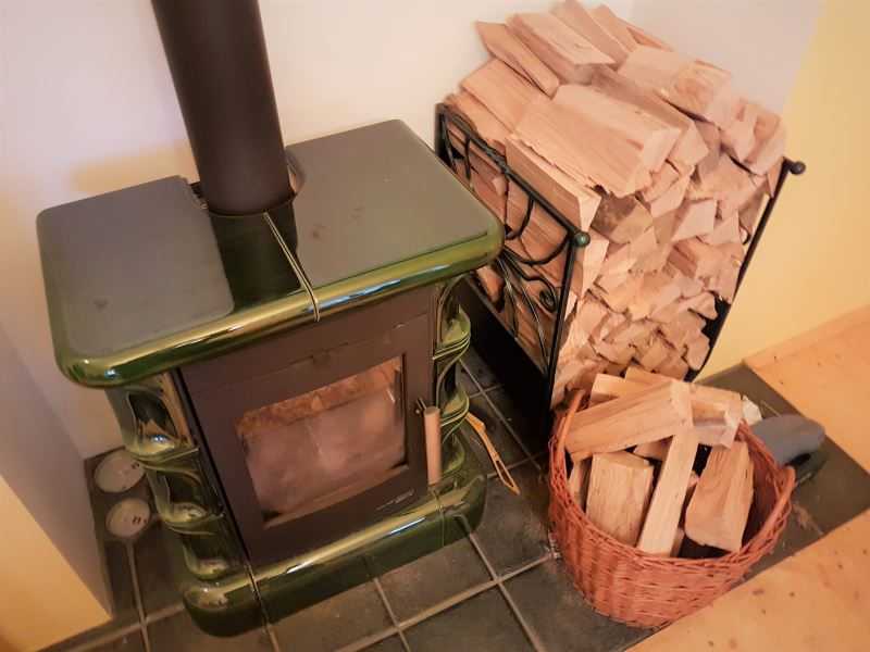 Krbová kamna na kusové dřevo pro teplovzdušné vytápění domu