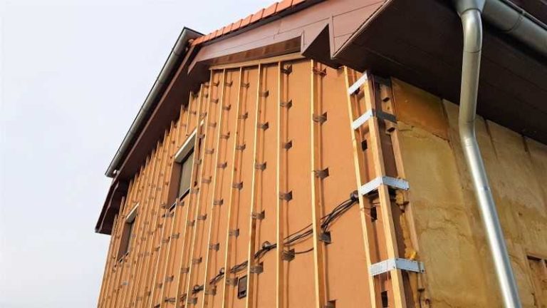 Stříkaná izolace fasády se aplikuje do dřevěného roštu.