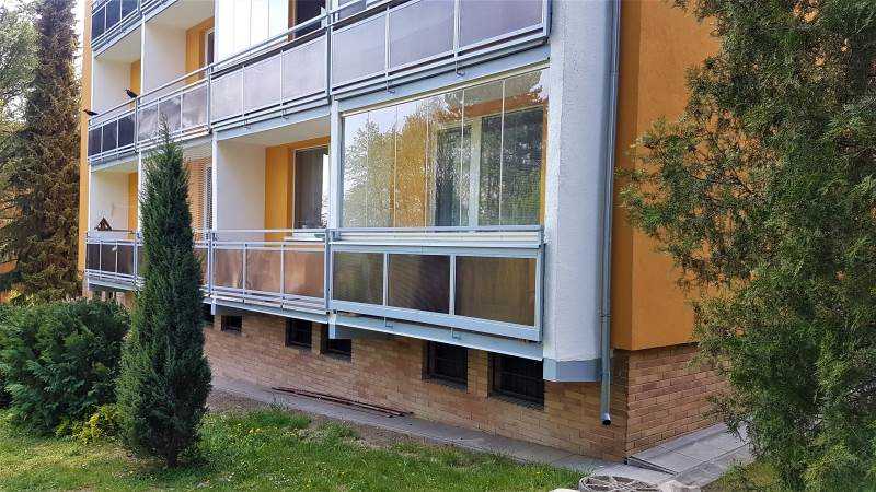 Bezrámové zasklení balkónu sníží tepelné ztráty a zvýší obytnou plochu bytu