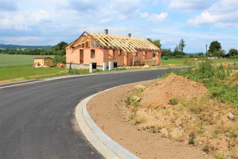 Každý stavební pozemek by měl mít ideálně přistupovou cestu po zpevněné komunikaci, která je ve vlastnictví obce.