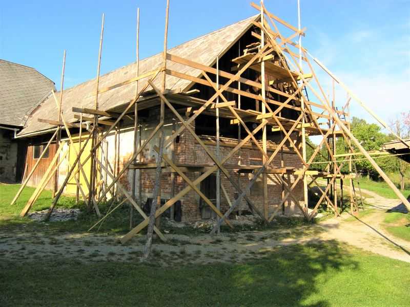 Dřevěné lešení na stodole při opravě fasády a rekonstrukci střechy