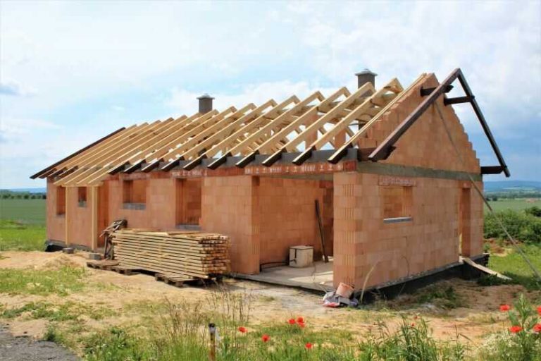 Hrubá stavba - základy, obvodové stěny, střecha