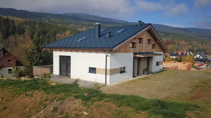 Bezpečný sklon vláknocementové krytiny je 25 - 40 °. 