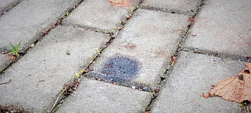 Jak vyčistit zámkovou dlažbu od oleje