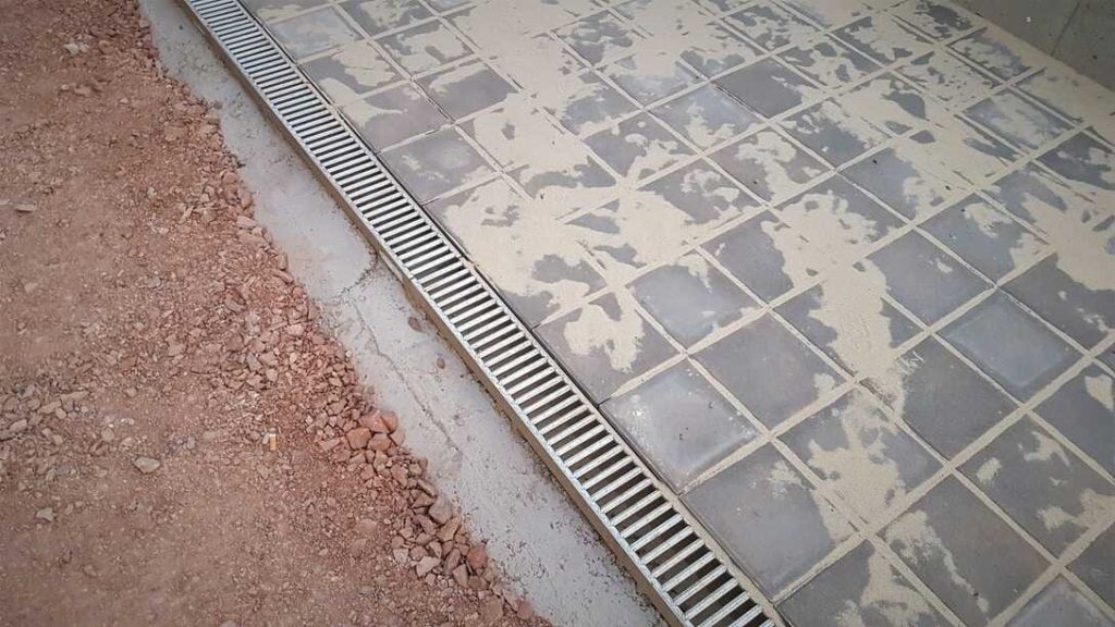 Návod - jak odstranit zbytky omítky z betonového chodníku