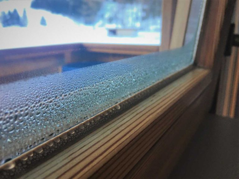 Kondenzace vody na okně - ideální vlhkost stavby