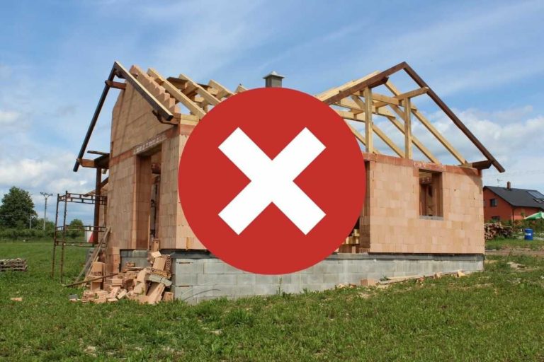 Stavební uzávěra omezuje nebo zakazuje stavební činnost ve vymezeném území.