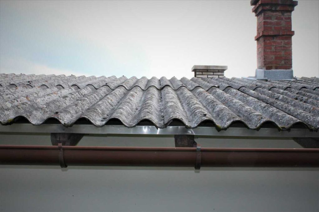 Azbestová střecha - vlnitý eternit, používány na rodinných domech, hospodářských a zemědělských budovách.