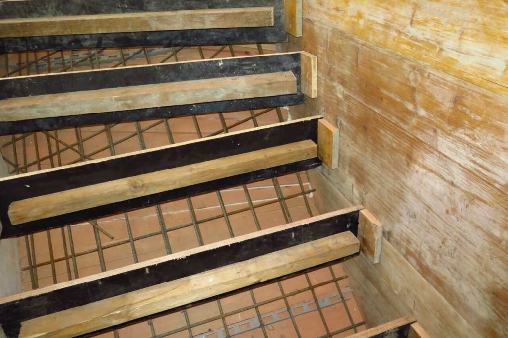 Betonové schody - bednění a ocelová výztuž schodů.