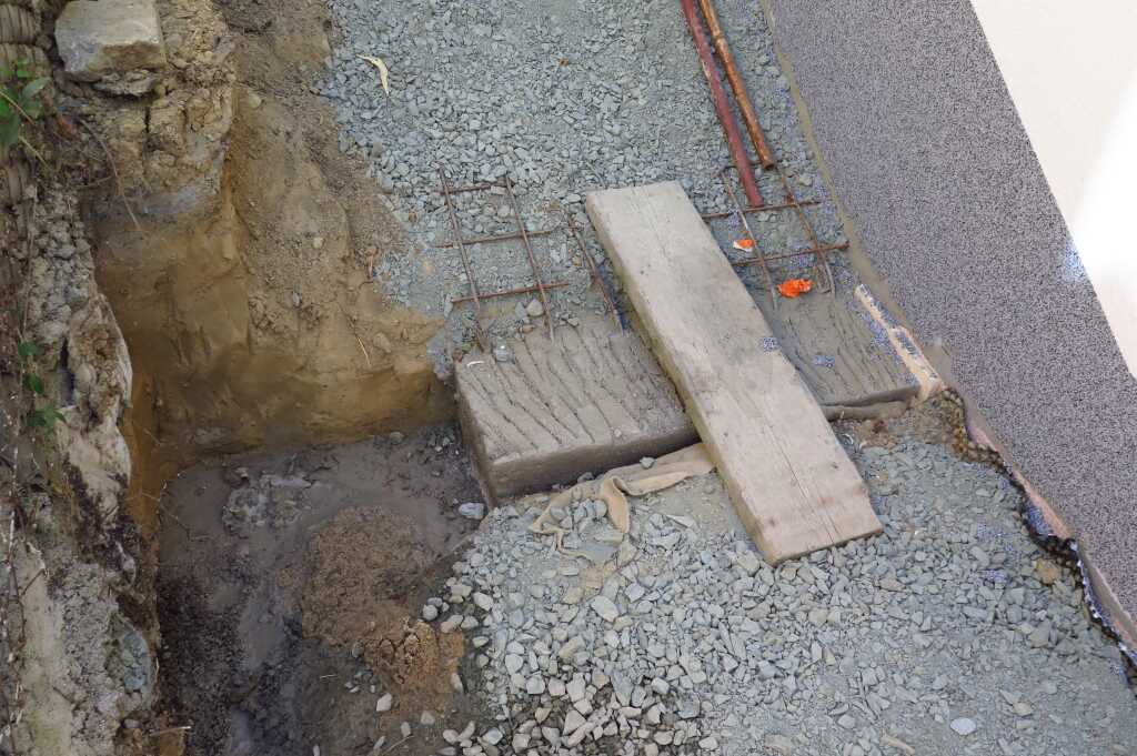 Základ pro venkovní betonové schodiště.