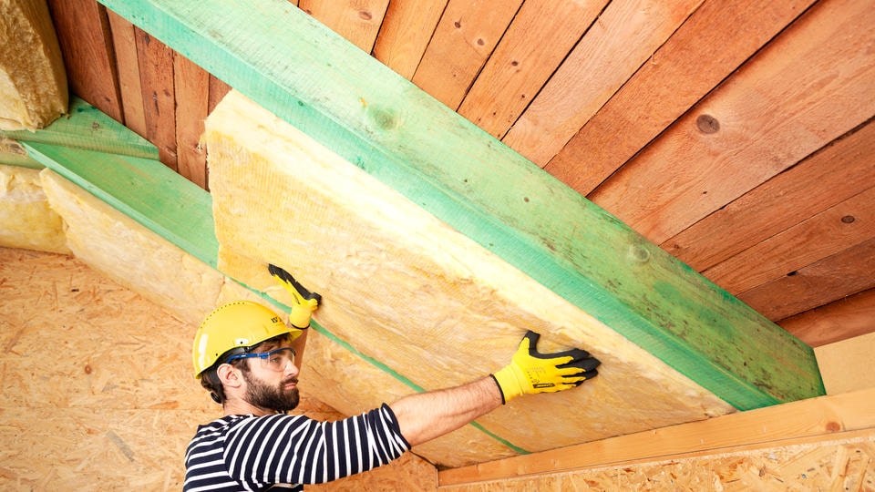 Aplikace izolace ze skelných vláken mezi krokve