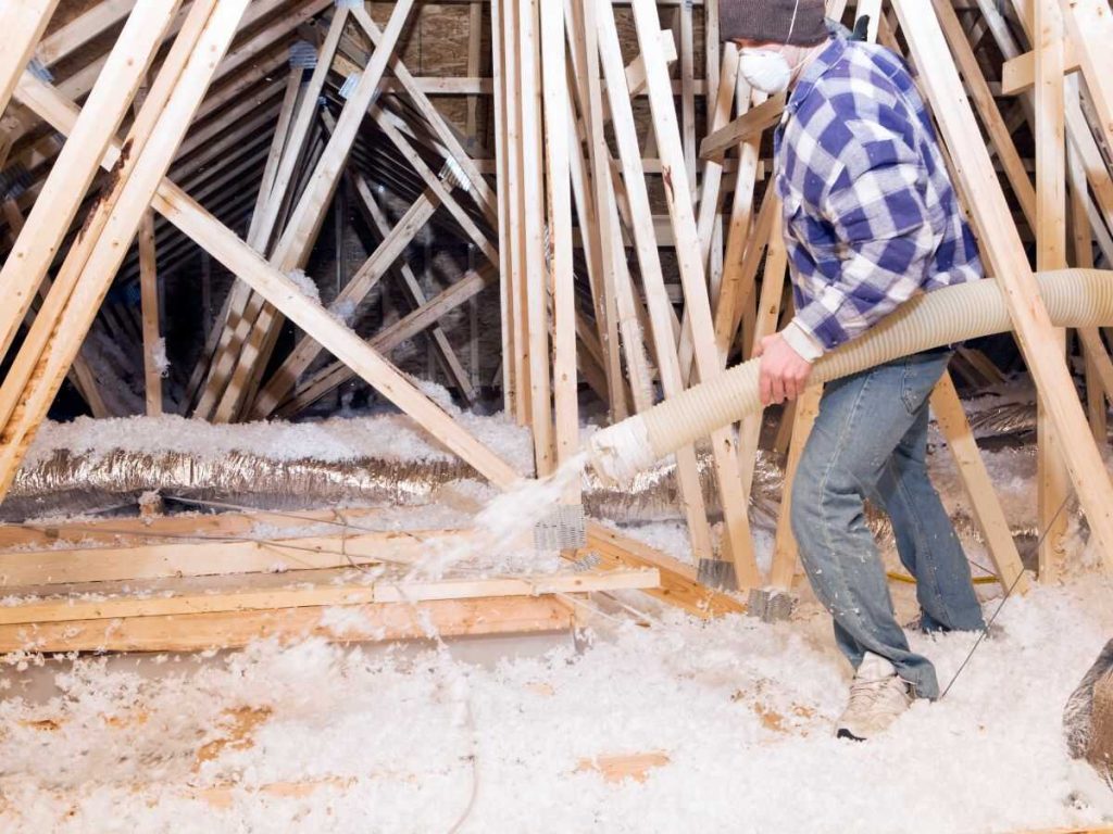 Pro zateplení stropu foukanou izolací se používá nejčastěji minerální izolace, lze však použít i dřevovláknitou, celulózovou či polystyrenovou izolace.