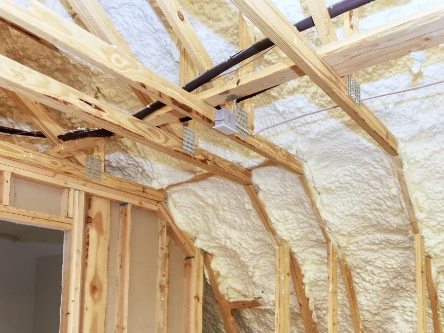 Zateplení střechy stříkanou PUR izolací.