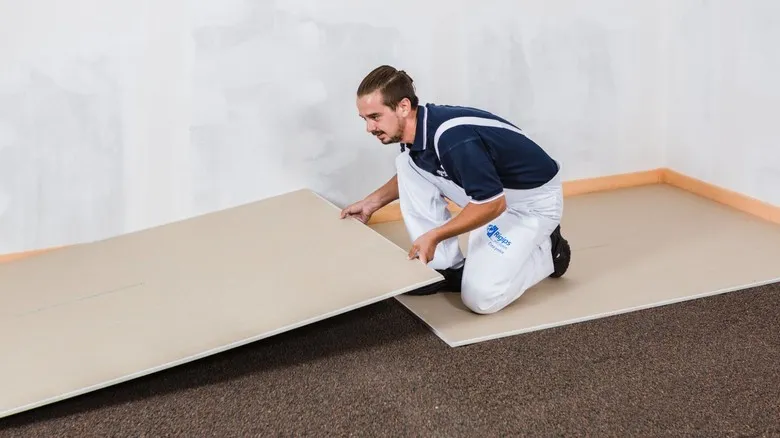 Pokládka sádrovláknitých podlahových desek